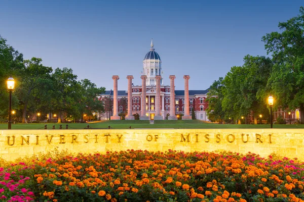 COLUMBIA, MISSOURI - 27 Ağustos 2018: Missouri Üniversitesi kampüsü ve Francis Quadrangle 'daki ana tabela.