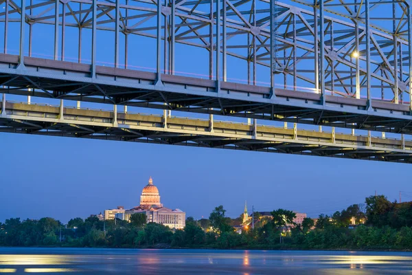 Jefferson City, Missouri, ABD şehir merkezi Missouri Nehri manzaralı Eyalet Kongre Binası akşam karanlığında.