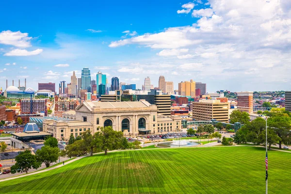 Kansas City, Missouri, ABD şehir merkezi Union Station ile gökyüzü.