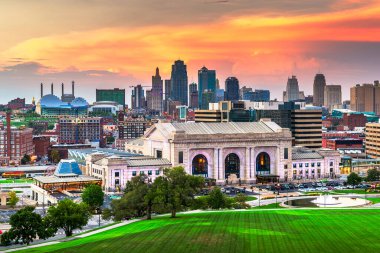 Kansas City, Missouri, ABD şehir merkezi alacakaranlıkta Union Station ile gökyüzü.