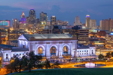 Kansas City, Missouri, ABD şehir merkezi alacakaranlıkta Union Station ile gökyüzü.