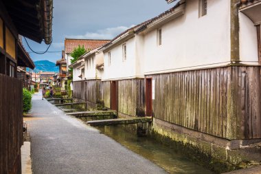 Kurayoshi, Tottori, Japonya eski şehir sokakları ve depoları.