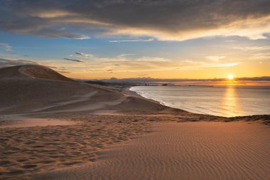Tottori, Japonya 'nın Japon Denizi üzerindeki kum tepeleri. 
