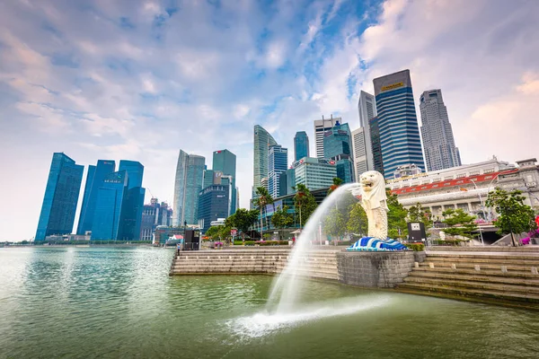 Сингапур Сентября 2015 Фонтан Статуи Мерлион Силуэт Сингапура Ориентировочной Статуей — стоковое фото