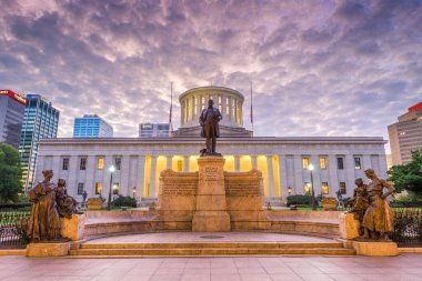 COLUMBUS, OHIO - 12 AĞUSTOS 2019 Şafakta Ohio Devlet Binası.