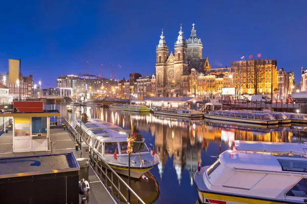 Amsterdam Nederländernas Centrum Med Flodbåtar Och Basilikan Saint Nicholas Natten — Stockfoto