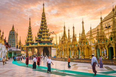 YANGON, MYANMAR - 17 Ekim 2015: Sabah ibadeti yapanlar Shwedagon Pagoda 'yı ziyaret etti. Shwedagon Pagoda, Myanmar 'daki en kutsal Budist tapınağıdır..