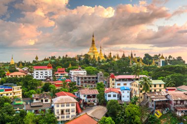 Shwedagon Pagoda Yangon, Myanmar görünümünü alacakaranlıkta.