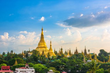 Shwedagon Pagoda Yangon, Myanmar görünümünü alacakaranlıkta.