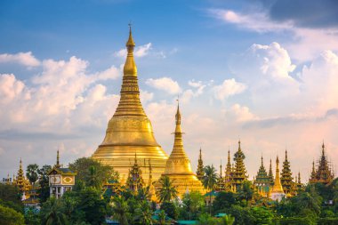 Shwedagon Pagoda Yangon, Myanmar görünümünü alacakaranlıkta.