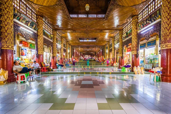 Yangon Myanmar Október 2015 Stalls Vendors Line Corridor Southern Entrance — Stock Fotó