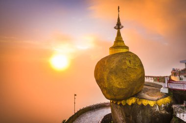 Altın Kaya Dağı. Kyaiktiyo, Myanmar puslu bir günbatımında.