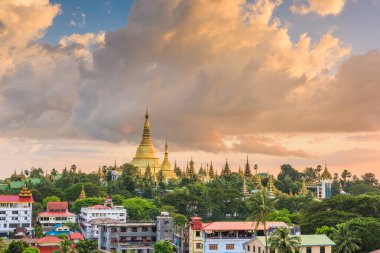 Shwedagon Pagoda Yangon, Myanmar görünümünü alacakaranlıkta.