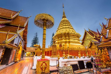 Wat Phra Doi Suthep Tapınağı Chiang Mai, Tayland Alacakaranlıkta.