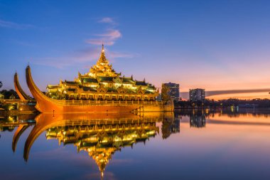 Yangon, Myanmar Kandawgyi Kraliyet Gölü 'ndeki Karaweik Sarayı' nda alacakaranlıkta..