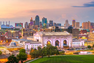 Kansas City, Missouri, ABD şehir merkezi alacakaranlıkta Union Station ile gökyüzü.