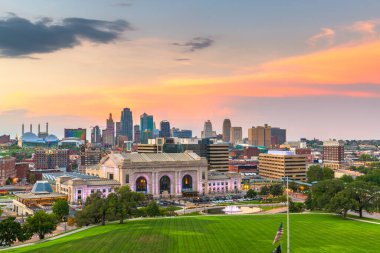 Kansas City, Missouri, ABD şehir merkezi alacakaranlıkta Union Station ile gökyüzü.