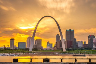 St. Louis, Missouri, ABD şehir merkezi Mississippi Nehri üzerinde gün batımında. 