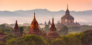 Bagan, Myanmar tapınakları alacakaranlıkta arkeolojik bölgede..