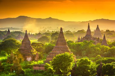 Bagan, Myanmar tapınakları alacakaranlıkta arkeolojik bölgede..