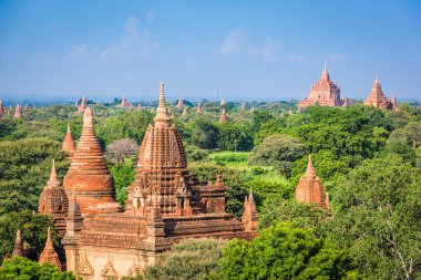 Bagan, Myanmar antik tapınağı öğleden sonra arkeolojik bölgedeki manzarayı harap eder..