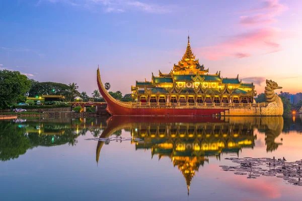 Yangon Myanmar Karaweik Palace Kandawgyi Royal Lake Skymningen — Stockfoto
