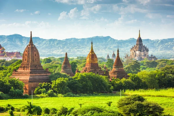 Bagan Myanmar Antika Tempel Ruiner Landskap Den Arkeologiska Zonen Eftermiddagen — Stockfoto