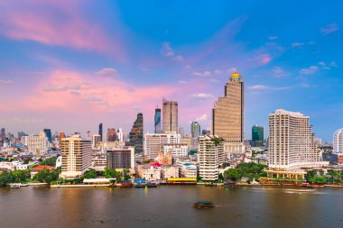 Alacakaranlıkta Chaophraya Nehri üzerindeki Bangkok, Tayland şehri.