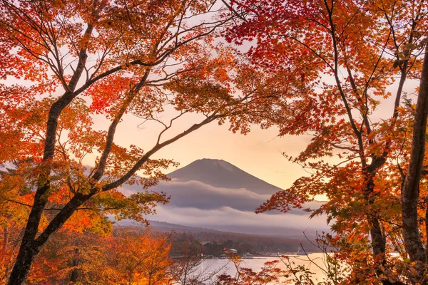 Fuji Japan Vanaf Yamanaka Lake Met Herfstgebladerte Bij Schemering — Stockfoto