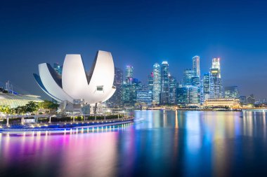 Alacakaranlıkta Marina 'da Singapur silueti.