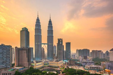 Kuala Lumpur, Malezya parkı ve alacakaranlıkta gökyüzü..