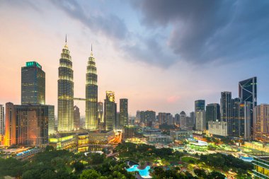 Kuala Lumpur, Malezya parkı ve alacakaranlıkta gökyüzü..