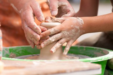 Çömlekçilik direksiyonda eller