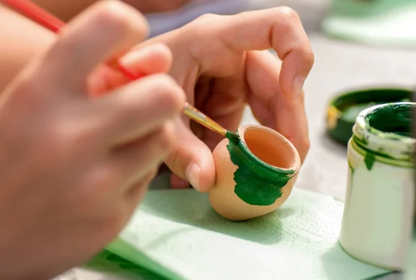 Дитячі фарби на маленькому глиняному горщику — стокове фото