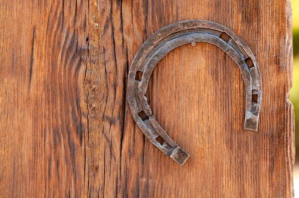 Ferro di cavallo su sfondo di legno — Foto Stock