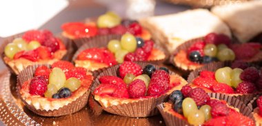 tartlets çilek ile masaya mix