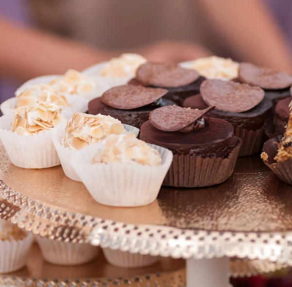 Белые и темные шоколадные конфеты — стоковое фото