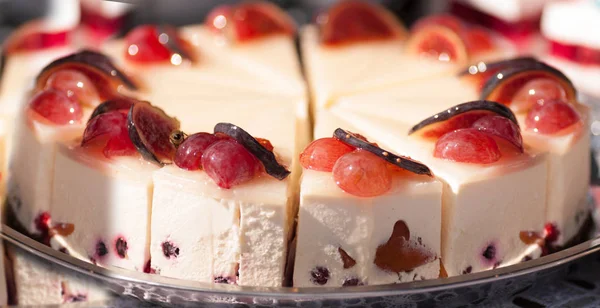 White cream cake with sliced grapes — Stock Photo, Image