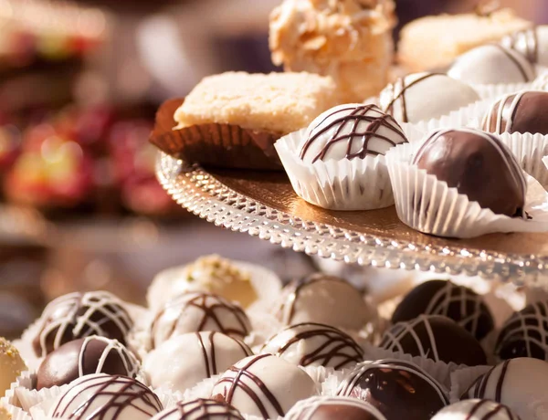 白とダーク チョコレートのお菓子 — ストック写真