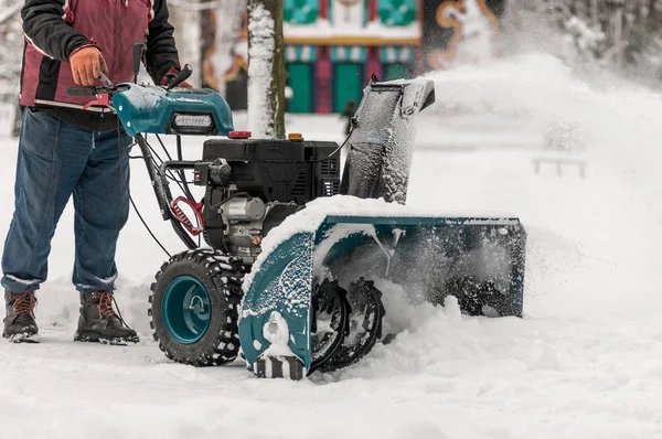 Snö maskin manual på gatan — Stockfoto