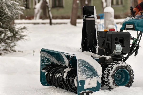 Snö maskin manual på gatan — Stockfoto