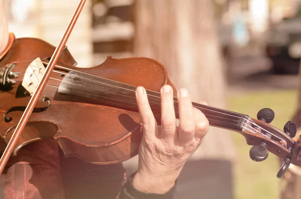 Hände einer Frau, die Geige spielt — Stockfoto