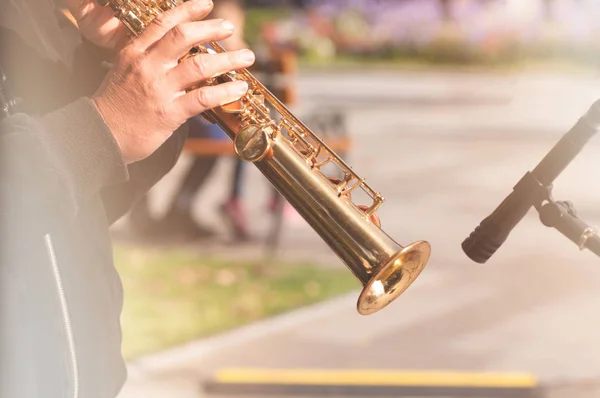 Mann spielt Klarinette auf der Straße, der Effekt wird angewendet — Stockfoto