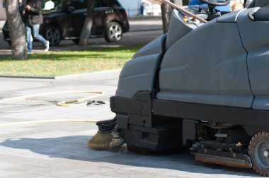 yürüyüş parkı makinesi temizleme işlemi