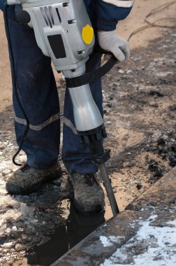 Matkap bir şehir sokak üzerinde çalışan adam