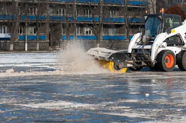 Máquina de nieve en las calles de la ciudad — Foto de Stock