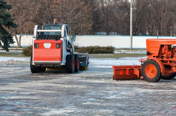 şehir sokaklarını makinede kar