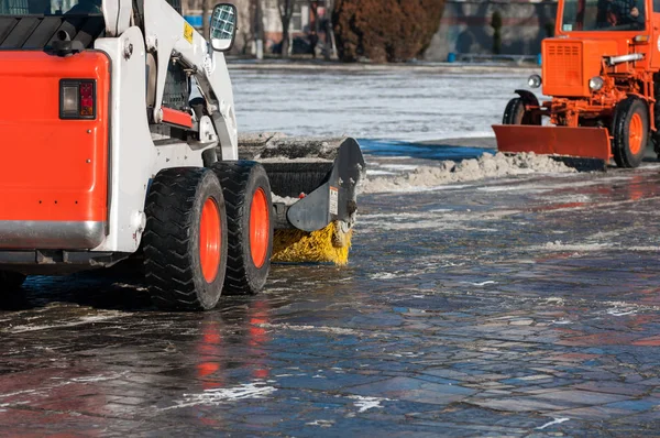 Snow machine on city streets — Stock Photo, Image