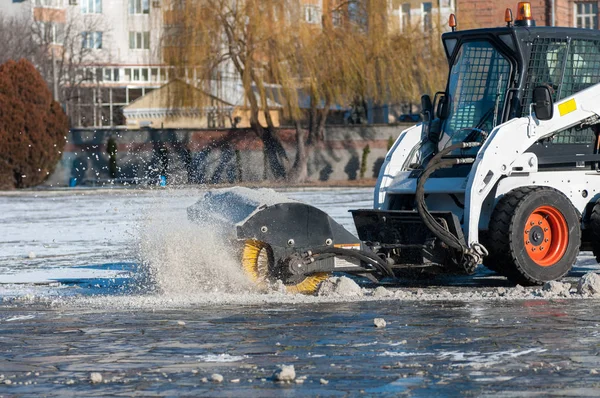 Snö maskin på stadens gator — Stockfoto