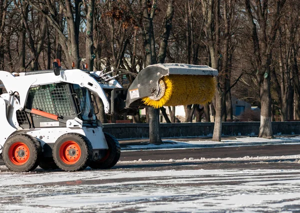 Снегоочиститель на улицах города — стоковое фото